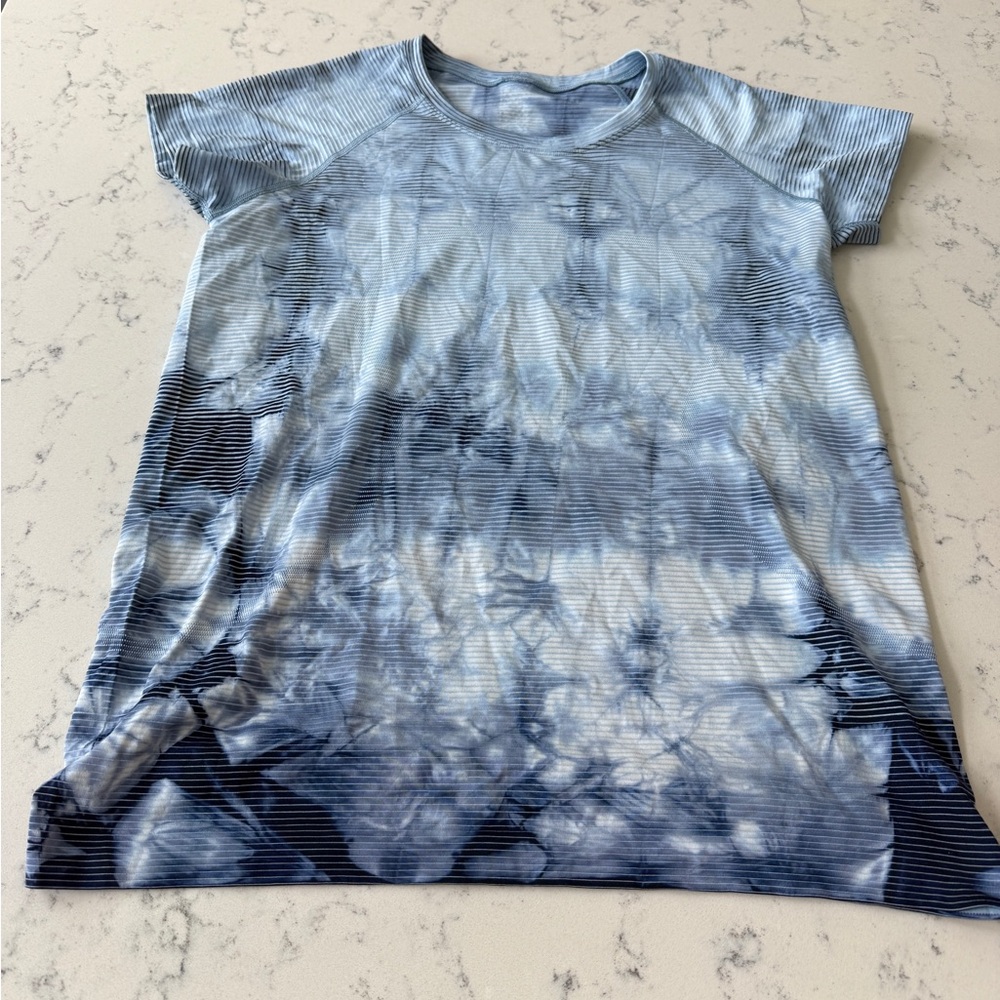 lululemon athletica Women's Short Sleeve Tee in Light Blue and Navy Tie-Dye